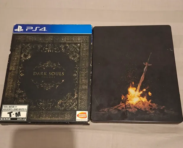 Dark Souls Trilogy PS4 - Edição Especial Steelbook - Item de Colecionador