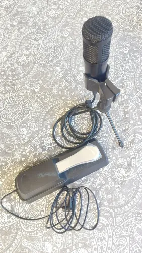 Microfone e pedal de sustentação