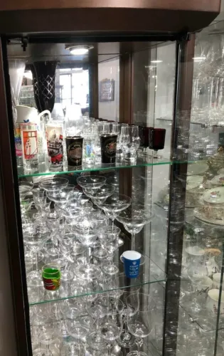 Cristaleira em madeira e vidro com 1 porta