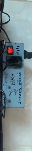 Fonte para pedais de guitarra e baixo