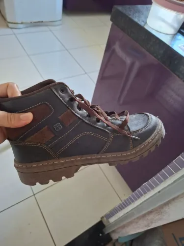 Bota cuturno, para trilha