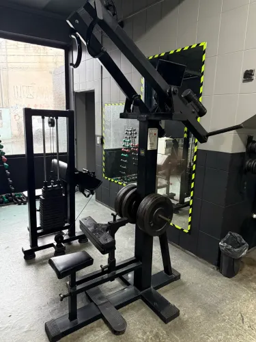APARELHO DE MUSCULAÇÃO - Puxados Costas Articulado