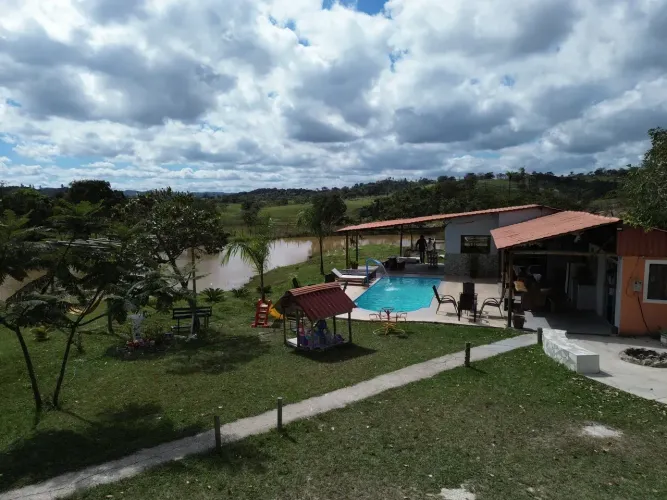 Sítio no Canaã em Ravena: Venda de Porteira Fechada com Chalés, Lagoa e Piscina em Terreno