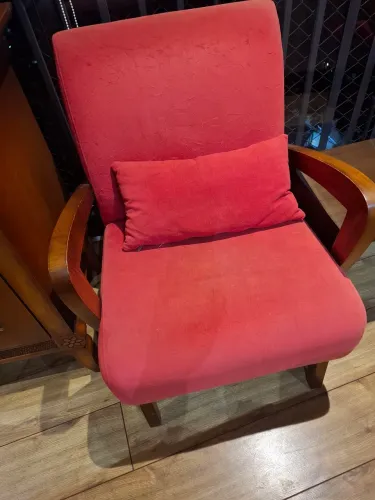 Poltronas Retrô em tecido com braços e estruturas reforçadas de madeira naciça