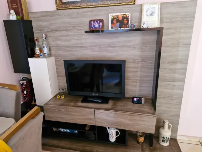 Estante em ótimo estado com barzinho