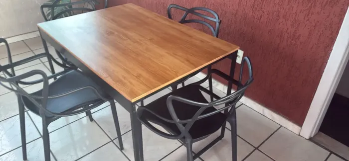 Mesa de jantar com 4 cadeiras