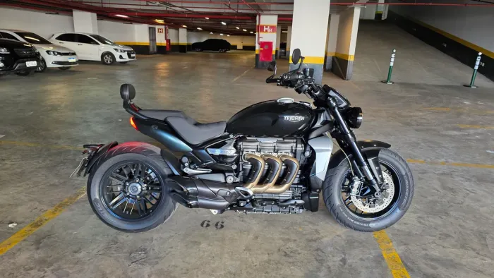 Triumph Rocket 3 R baixo km abaixo da fipe