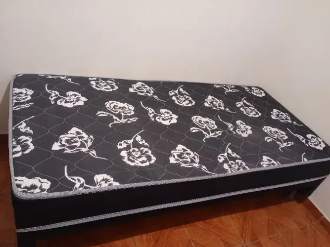 Cama box de solteiro quase nova!