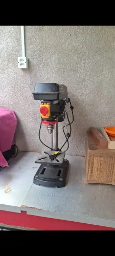 Vendo furadeira de bancada semi nova valor 530 reais *