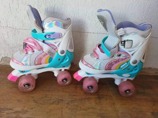 Kit Patins Infantil Ajustável com LED + Capacete e Joelheiras