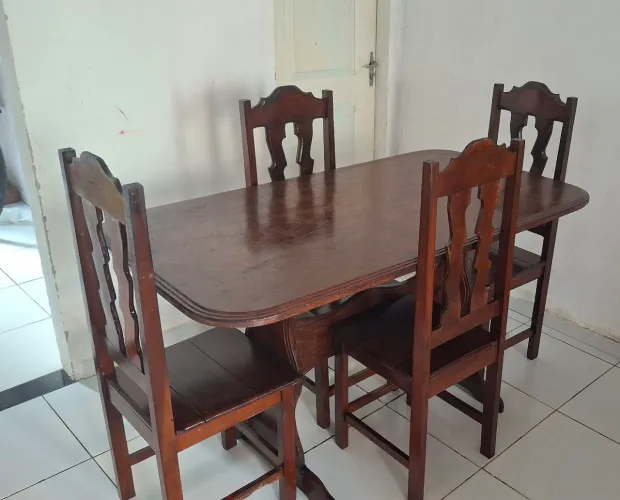 Mesa com 4 cadeiras, peça única de Angelim.