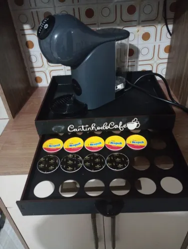 Cafeteira Dolce Gusto e bandeja