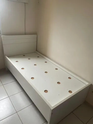 Cama de solteiro em MDF branco