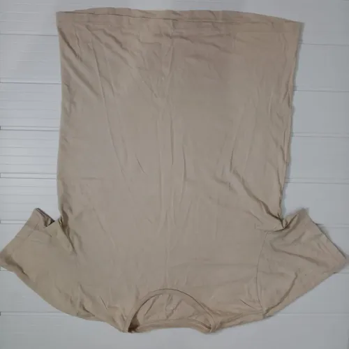 Camisa básica bege Camisa masculina básica bege