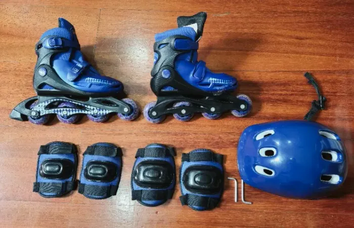 Conjunto de patins azul tamanho 33/34 com capacete e proteções.