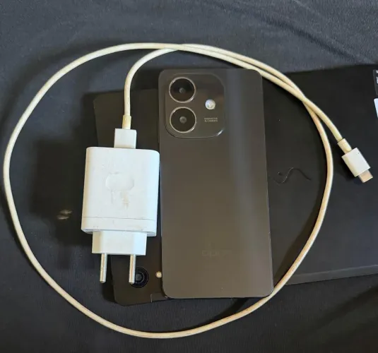 Vendo celular OPPO A60/ 1 ano de uso/ tela quebrada/ acompanha carregador e caixa