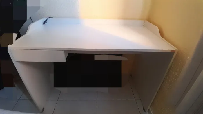 Mesa de estudo branca (escrivaninha, biró) seminovo