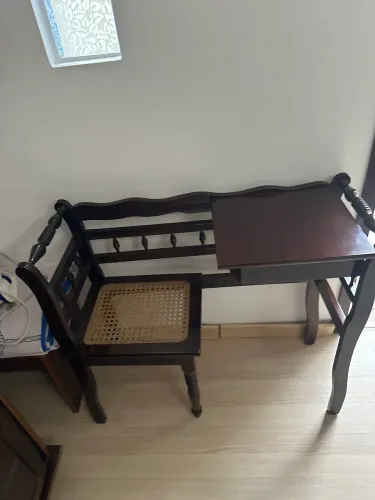 Mesa de telefone antiga