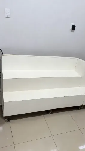 Balcão expositor com potes transparentes à venda!