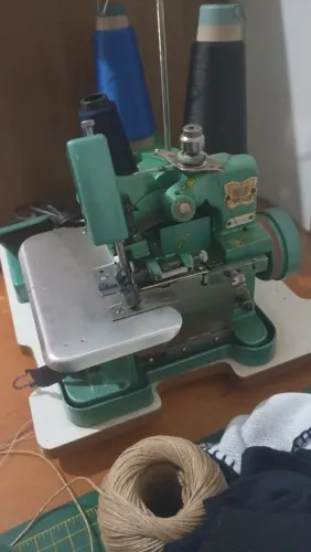 Vende se máquina de costura overloque retirada em riacho fundo 2 Df