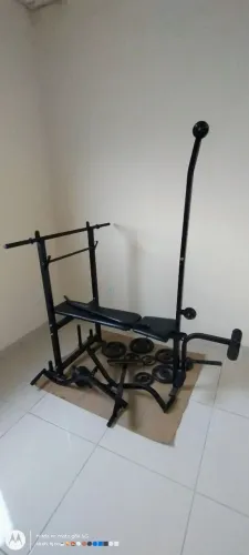 Estação de musculação para treinar em casa.<br>Acompanha pesos e roda para abdominal.