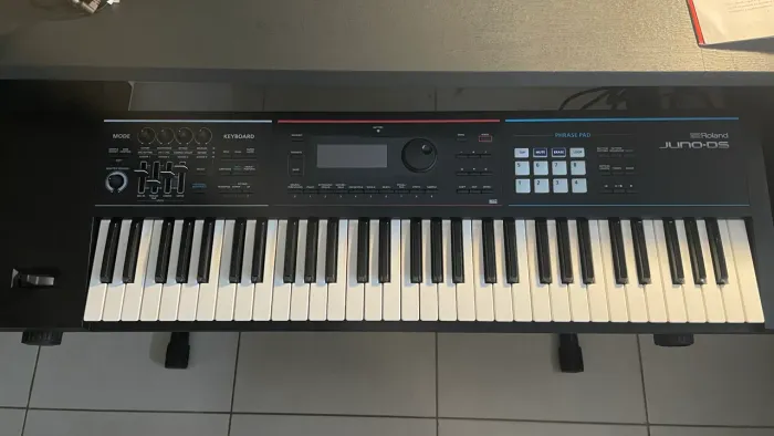 Teclado Musical Juno DS - Roland 61 Teclas, 5 oitavas.