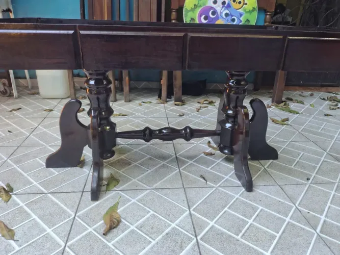 Mesa de madeira maciça, estilo colonial, falta a tampa, fica a critério vidro ou mármore.