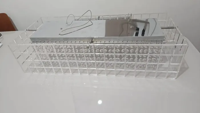 Lustre retangular de acrílico e cristais