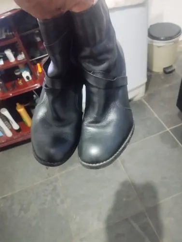 Estou vendendo uma bota de couro condições boa