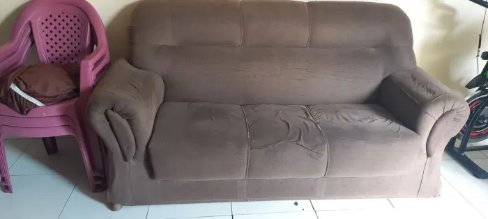 Sofa 3 lugares precisa de reformas 