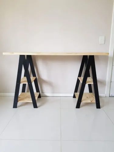 Mesa com cavaletes