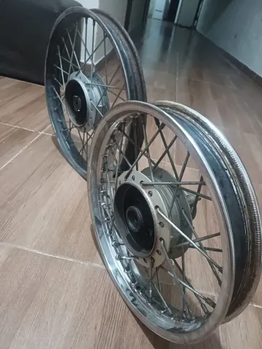 Motos