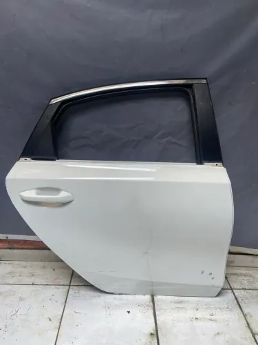 Porta traseira direita Kia Cerato 20/22 