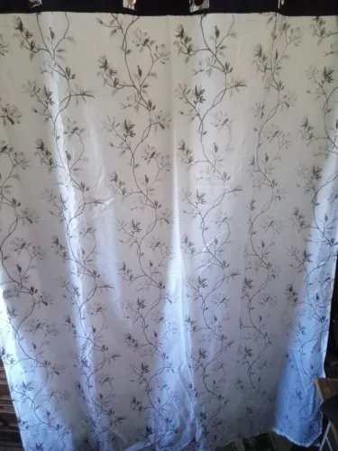 Vendo 2 pares de cortinas novas cor branca com florzinhas marrom preço 290,00