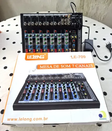 Mesa de Som Console Lelong LE-709 com 7 canais zerada