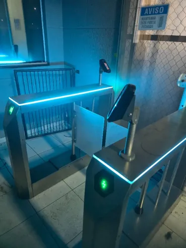 Catraca com 2 reconhecimentos faciais, software e ponto eletrônico 