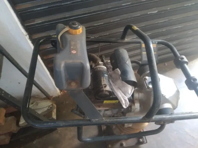 Vendo compactador de solo.
