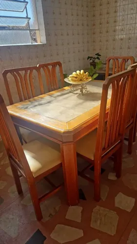 Mesa de madeira com pedra de granito