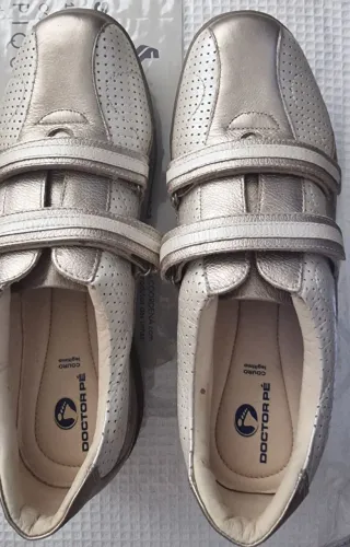 SAPATO/TÊNIS ESTILO CHIQUE - COR DOURADO/CHAMPANHE METÁLICO - DOCTOR PÉ = N?39