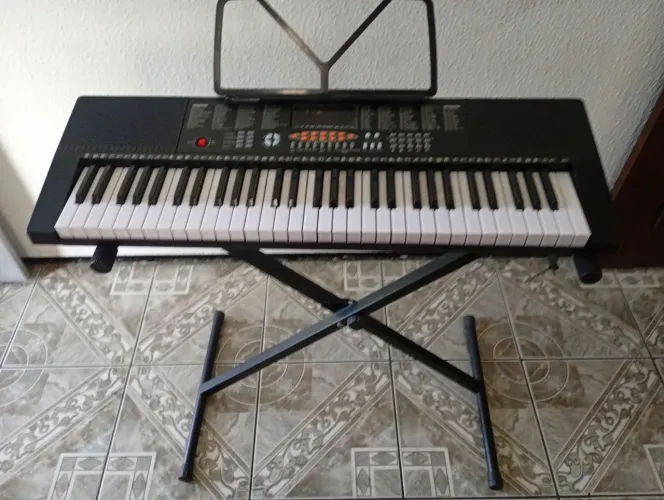 Vendo teclado para iniciantes, pouco usado. Valor: 750