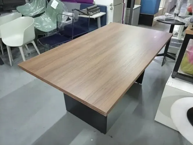 Mesa De Reunião Nogueira Com Pé Preto