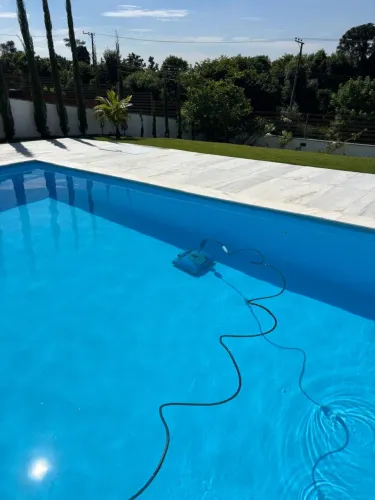E do robô que aspira piscina