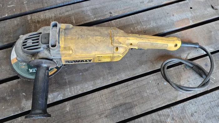 Lixadeira angular 7 polegadas 2200w Dewalt
