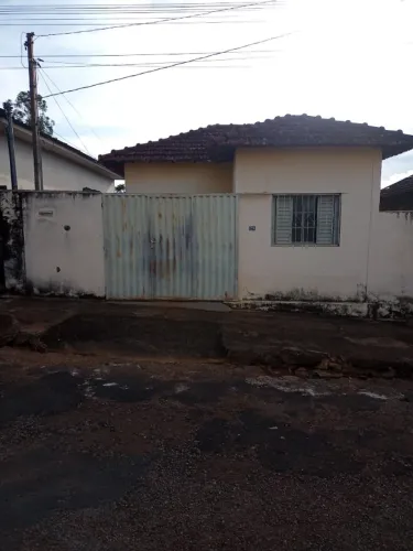 Casa resid.3quartos,01garagem,quarto de serviço etc..Junto a via publica c/12 mtros.