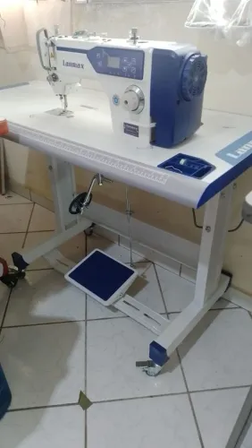 Maquina de costura reta com corte de linha 