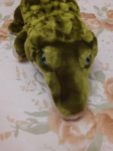 Crocodilo grande com filhotes