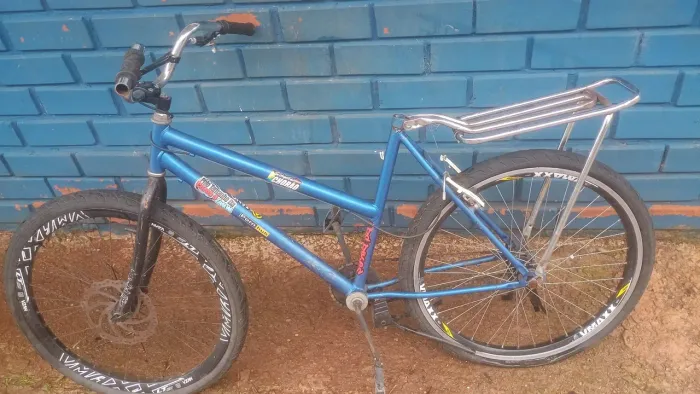 Bicicleta Aro 26 Azul com Bagageiro - Freio a Disco - Usada e com avarias