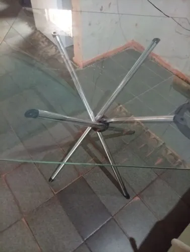 Estou vendendo esta mesa bem conservada