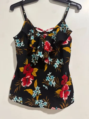 Blusa com babado moderno - florido preto