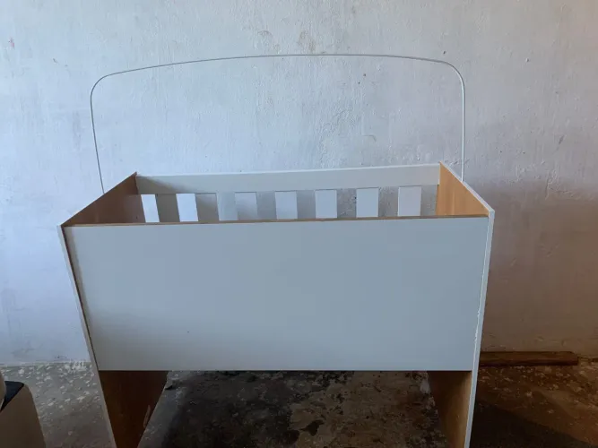 berço infantil conservado com colchão, suporte para mosquiteiro e mosqueteiro incluso